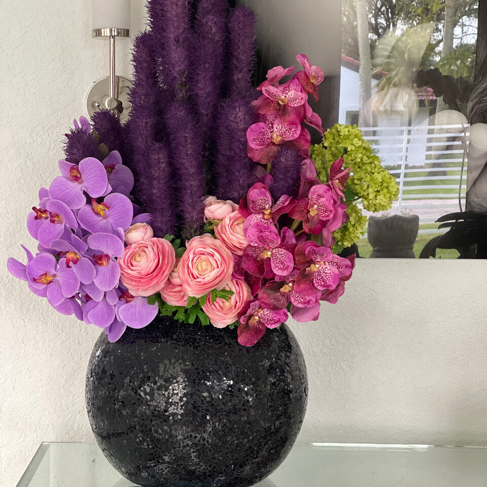 Vase en mosaïque noire orné de liatris et d'orchidées