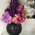 Vase en mosaïque noire orné de liatris et d'orchidées