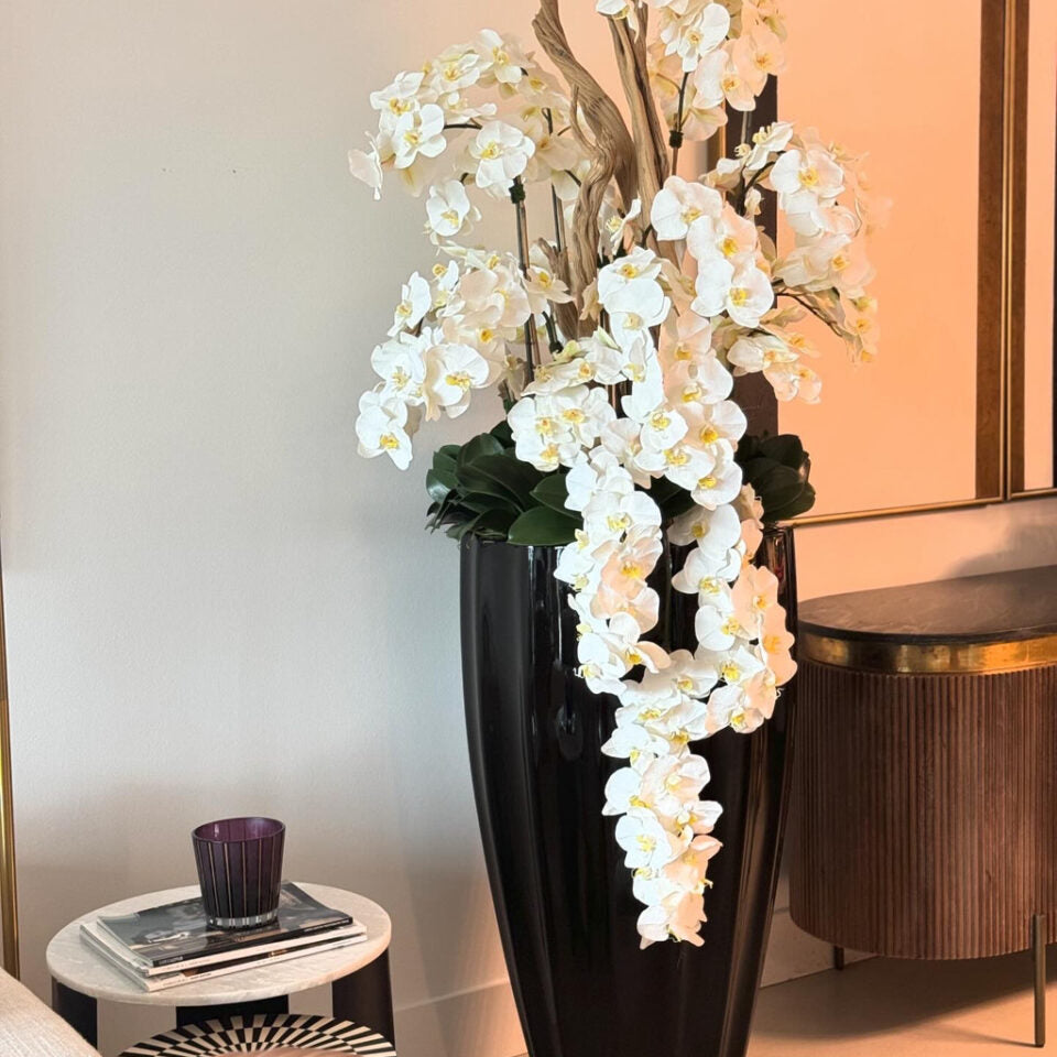 Jardinière San José en noir brillant avec orchidées blanches en cascade
