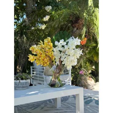 Vase Lune avec Cymbidiums jaunes et Vandas blancs