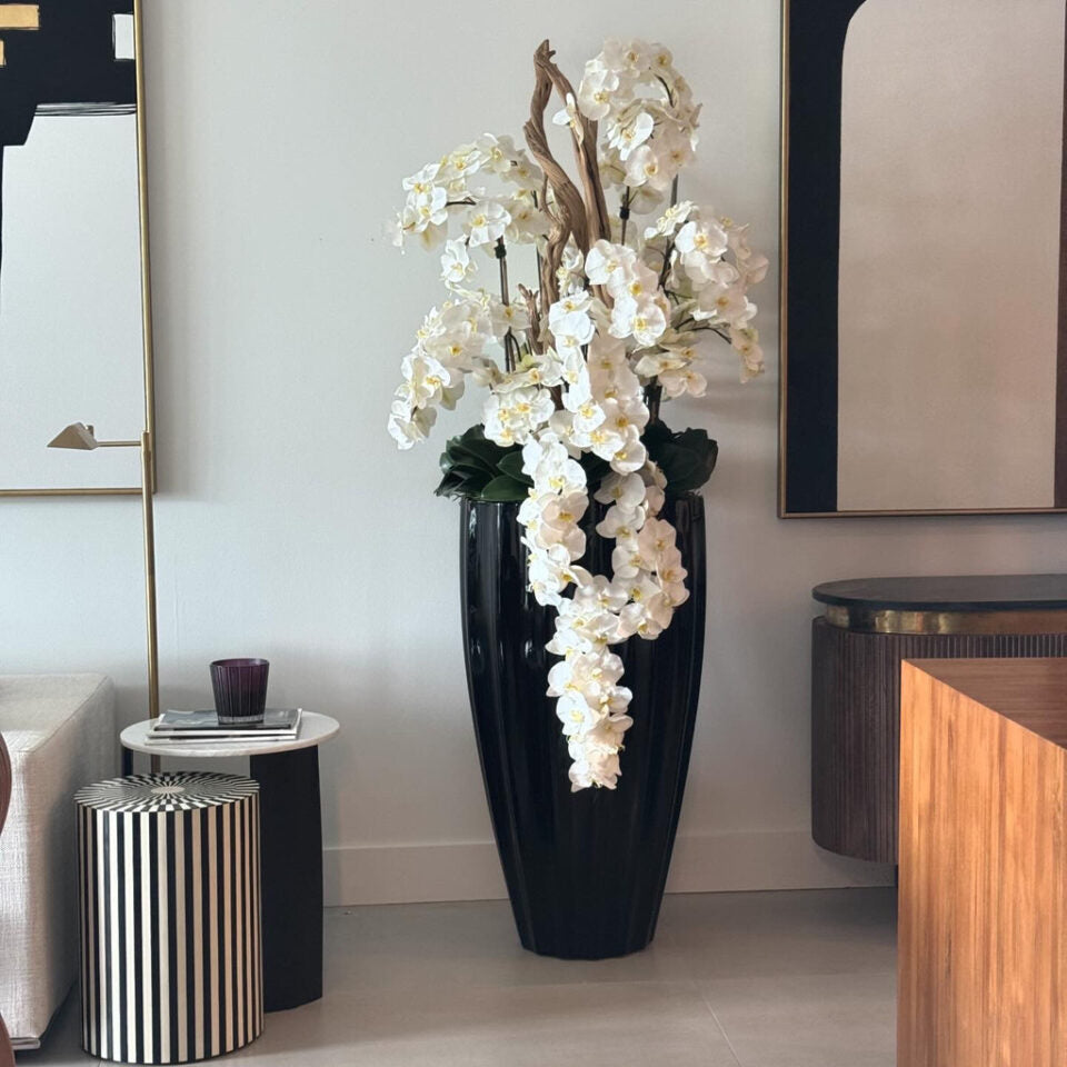 Jardinière San José en noir brillant avec orchidées blanches en cascade