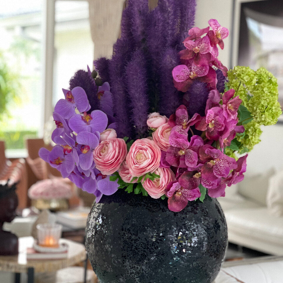 Vase en mosaïque noire orné de liatris et d'orchidées