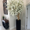 Jardinière St. Tropez noir mat avec cerisier en fleurs blanc sur mesure