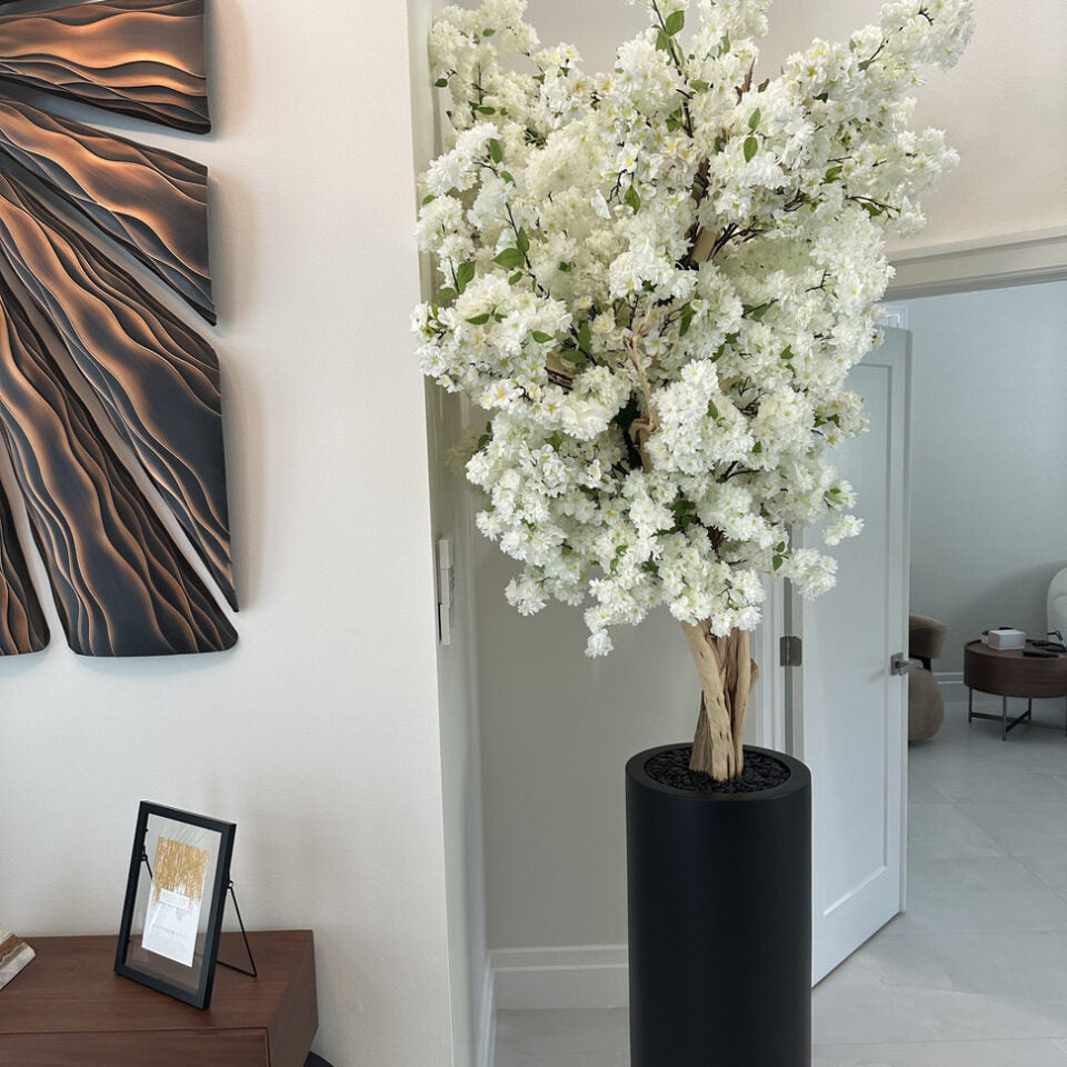 Jardinière St. Tropez noir mat avec cerisier en fleurs blanc sur mesure