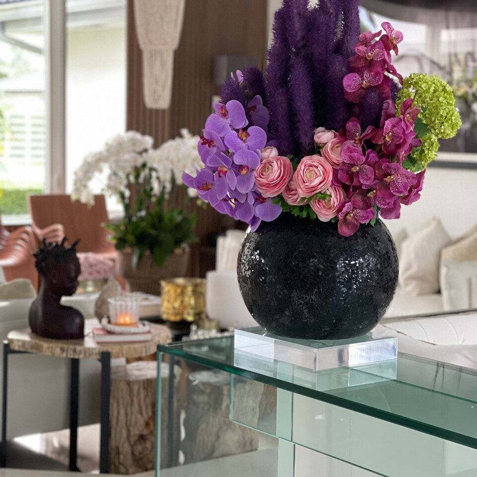 Vase en mosaïque noire orné de liatris et d'orchidées