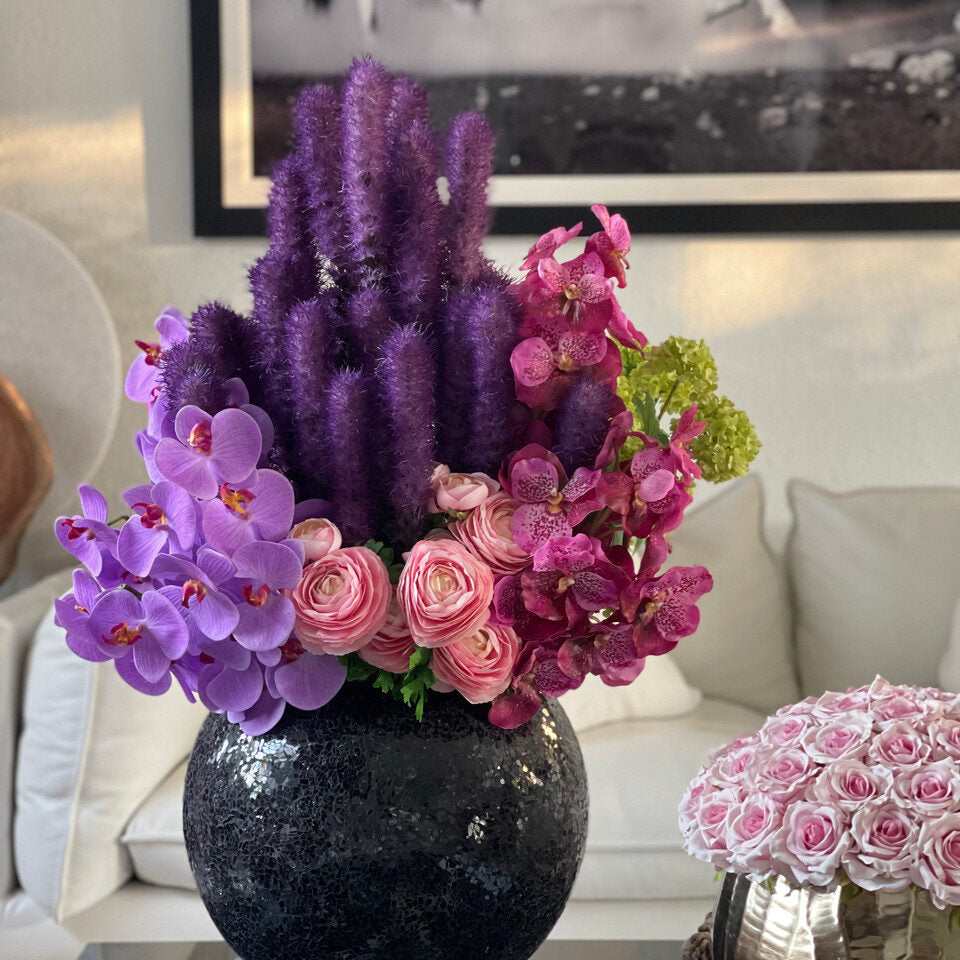 Vase en mosaïque noire orné de liatris et d'orchidées