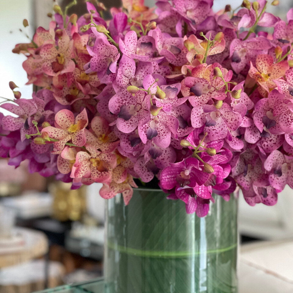 Orchidées Mokara mélangées dans un grand cylindre rotatif