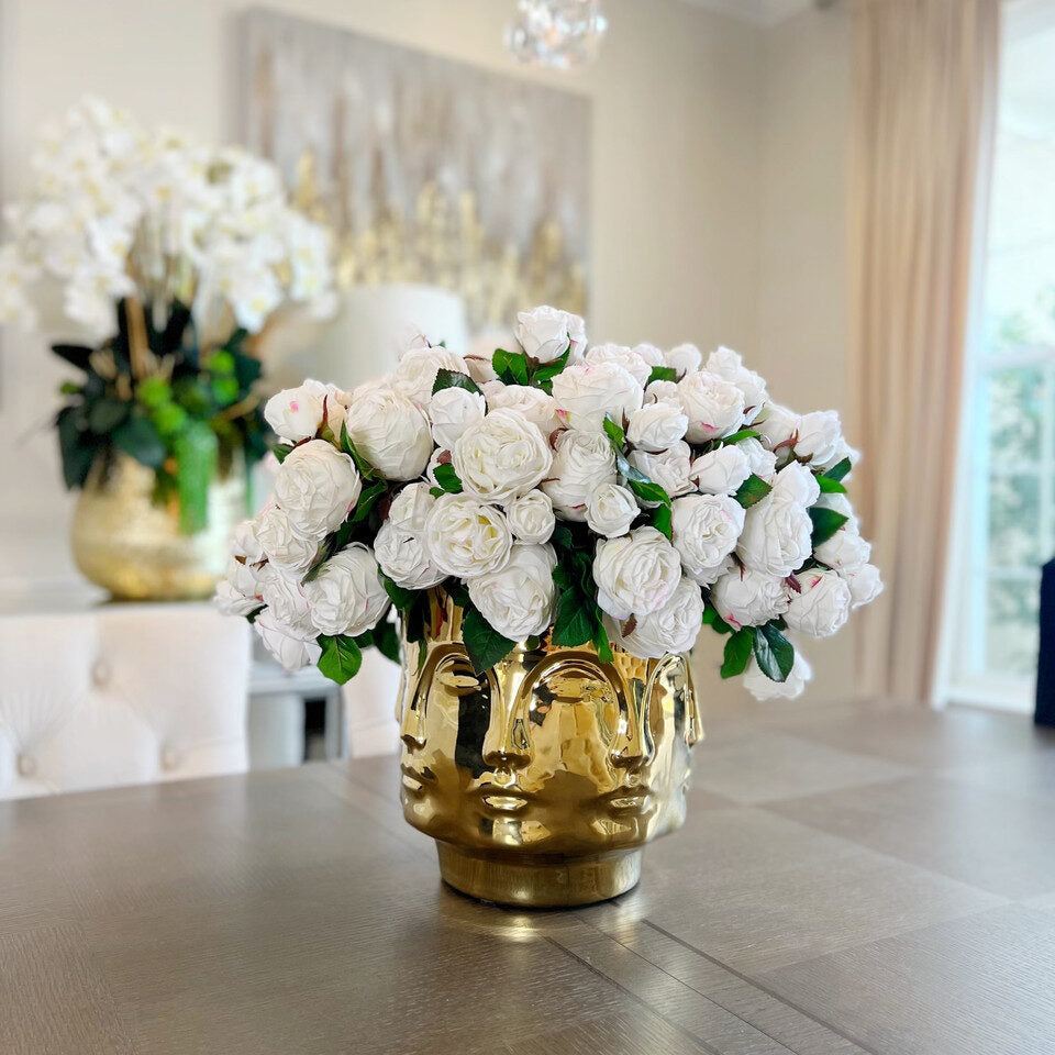 Grand vase à visage en or poli avec des roses blanches anglaises