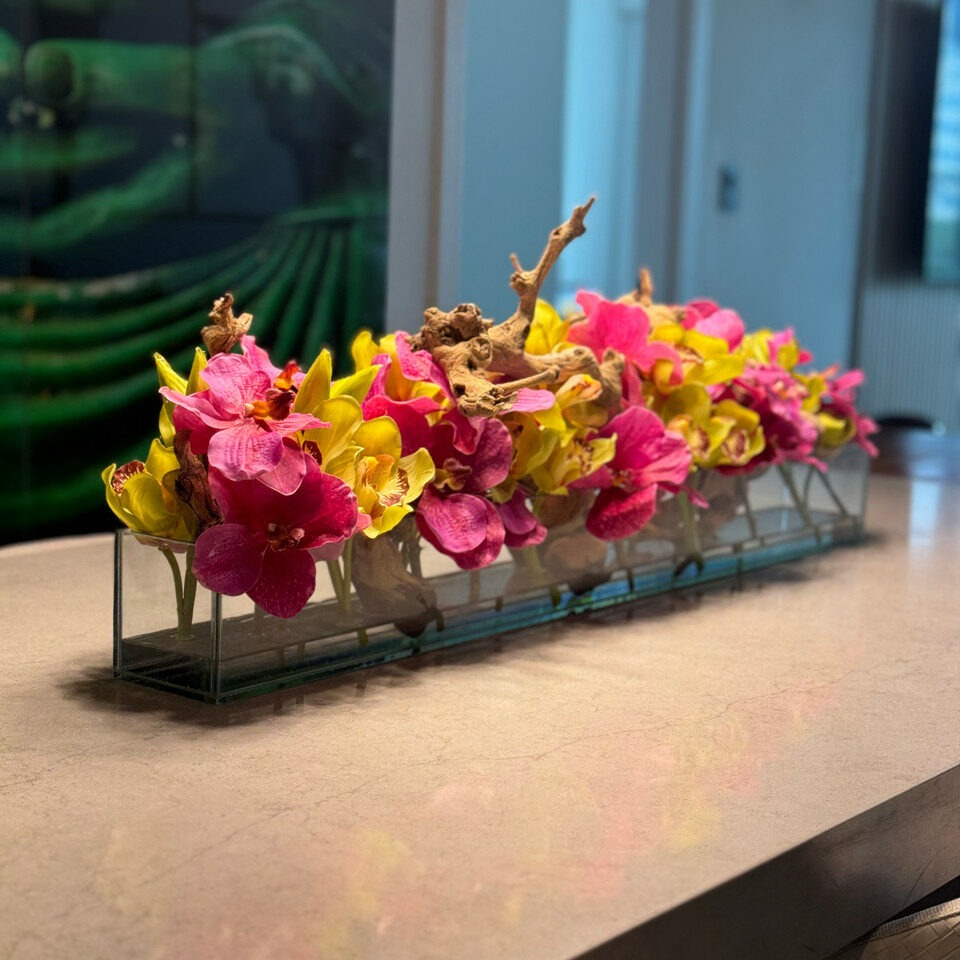 Pot de fleurs en verre Casa Moderna avec Vandas roses et Cymbidiums verts