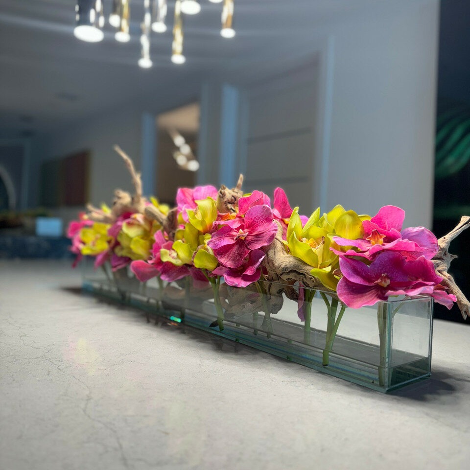Pot de fleurs en verre Casa Moderna avec Vandas roses et Cymbidiums verts
