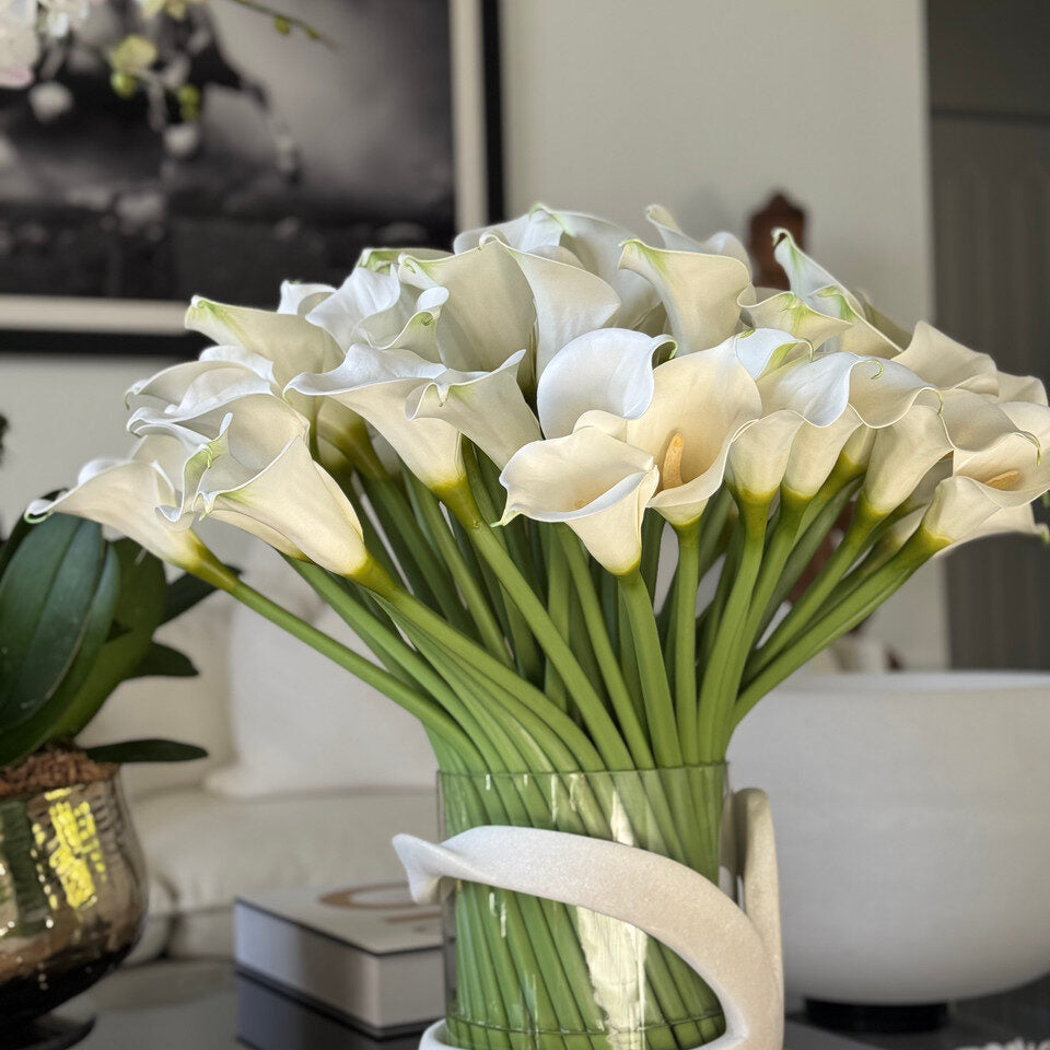 Arums dans un vase ouragan Vitra