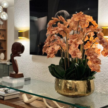 Orchidées brun clair dans un bol Roberi doré