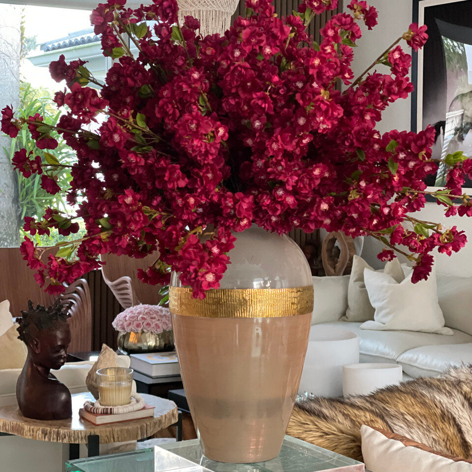 Vase de déesse avec des fleurs de cerisier bordeaux