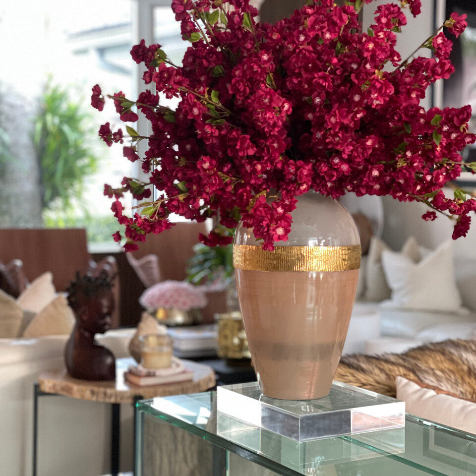 Vase de déesse avec des fleurs de cerisier bordeaux