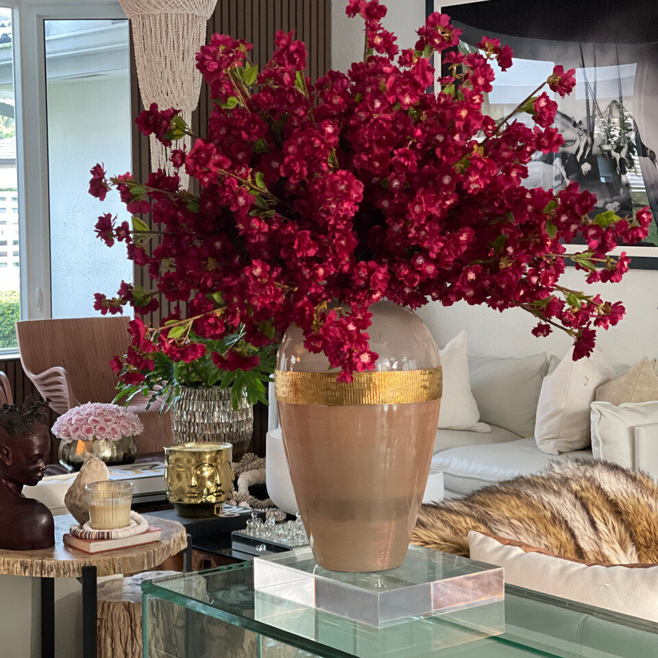Vase de déesse avec des fleurs de cerisier bordeaux
