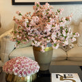 Vase de déesse avec des fleurs de cerisier roses