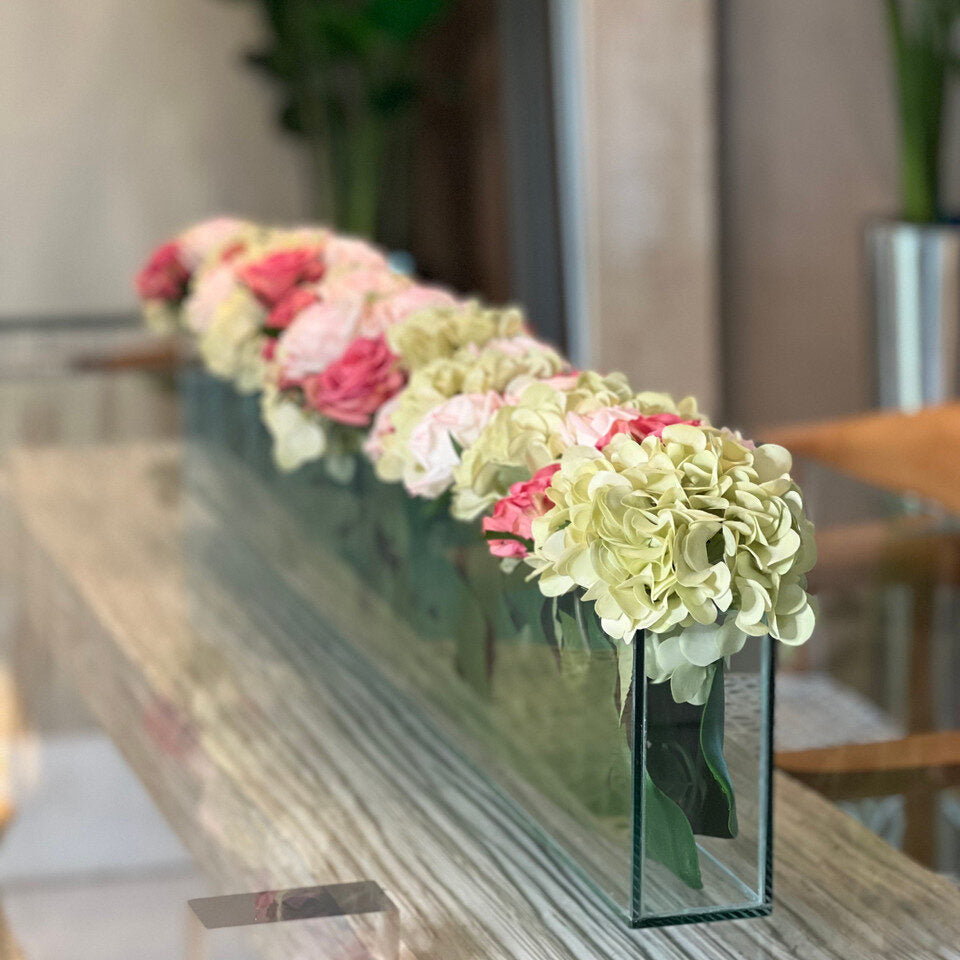 Vase Casa Moderna étroit de 91 cm (36 po) avec hortensias et roses