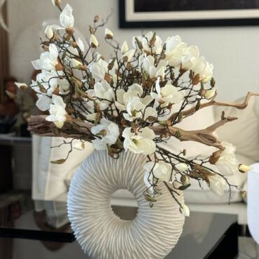 Vase éternité moyen avec magnolias et bois flotté
