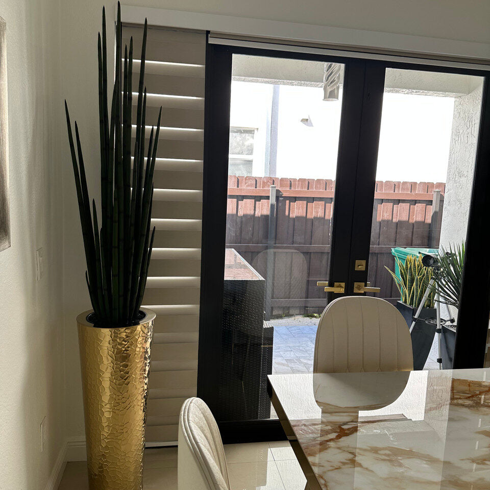 Cône conique martelé en acier inoxydable (71 cm) avec grande plante serpent