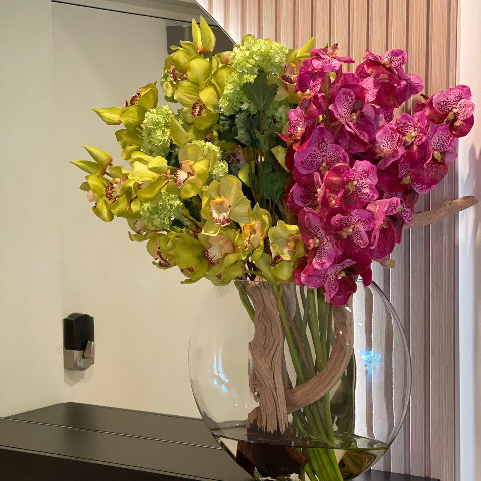 Vase Lune avec hortensias boule de neige verts, cymbidiums verts et orchidées Vanda fuchsia