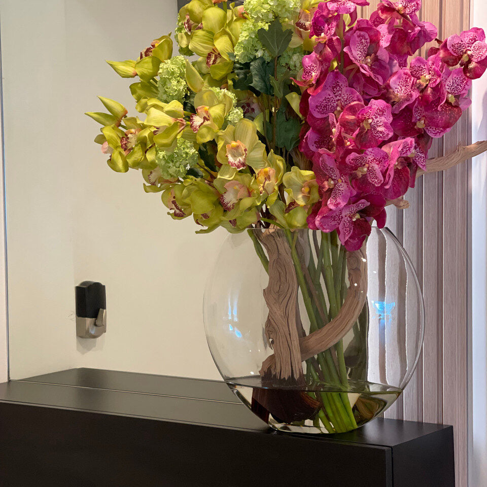 Vase Lune avec hortensias boule de neige verts, cymbidiums verts et orchidées Vanda fuchsia