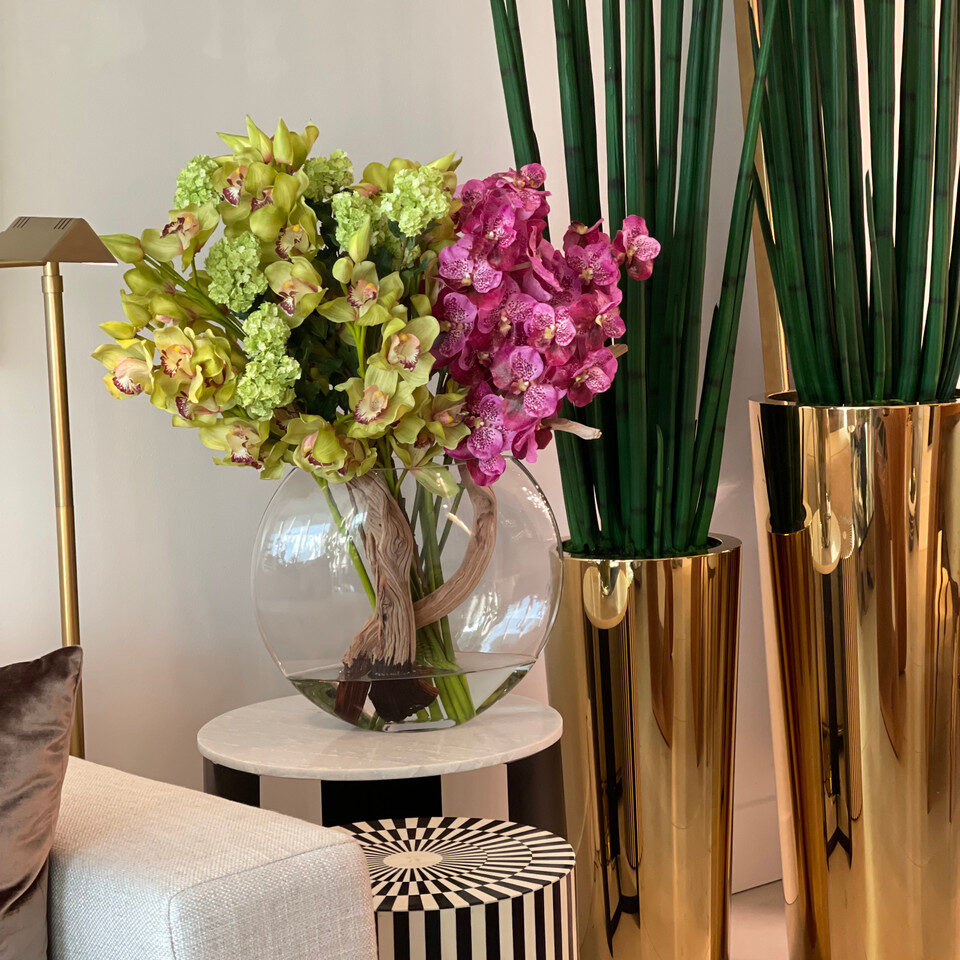 Vase Lune avec hortensias boule de neige verts, cymbidiums verts et orchidées Vanda fuchsia