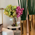 Vase Lune avec hortensias boule de neige verts, cymbidiums verts et orchidées Vanda fuchsia