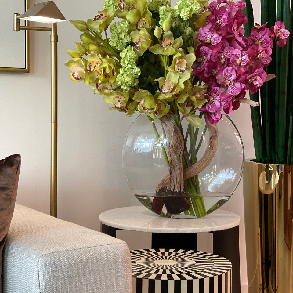 Vase Lune avec hortensias boule de neige verts, cymbidiums verts et orchidées Vanda fuchsia