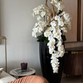 Jardinière San José en noir brillant avec orchidées blanches en cascade