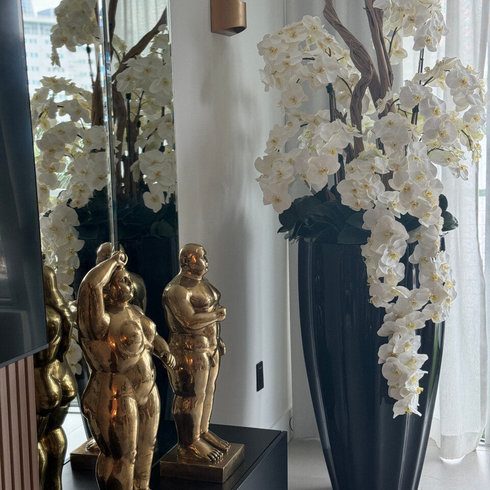 Jardinière San José en noir brillant avec orchidées blanches en cascade