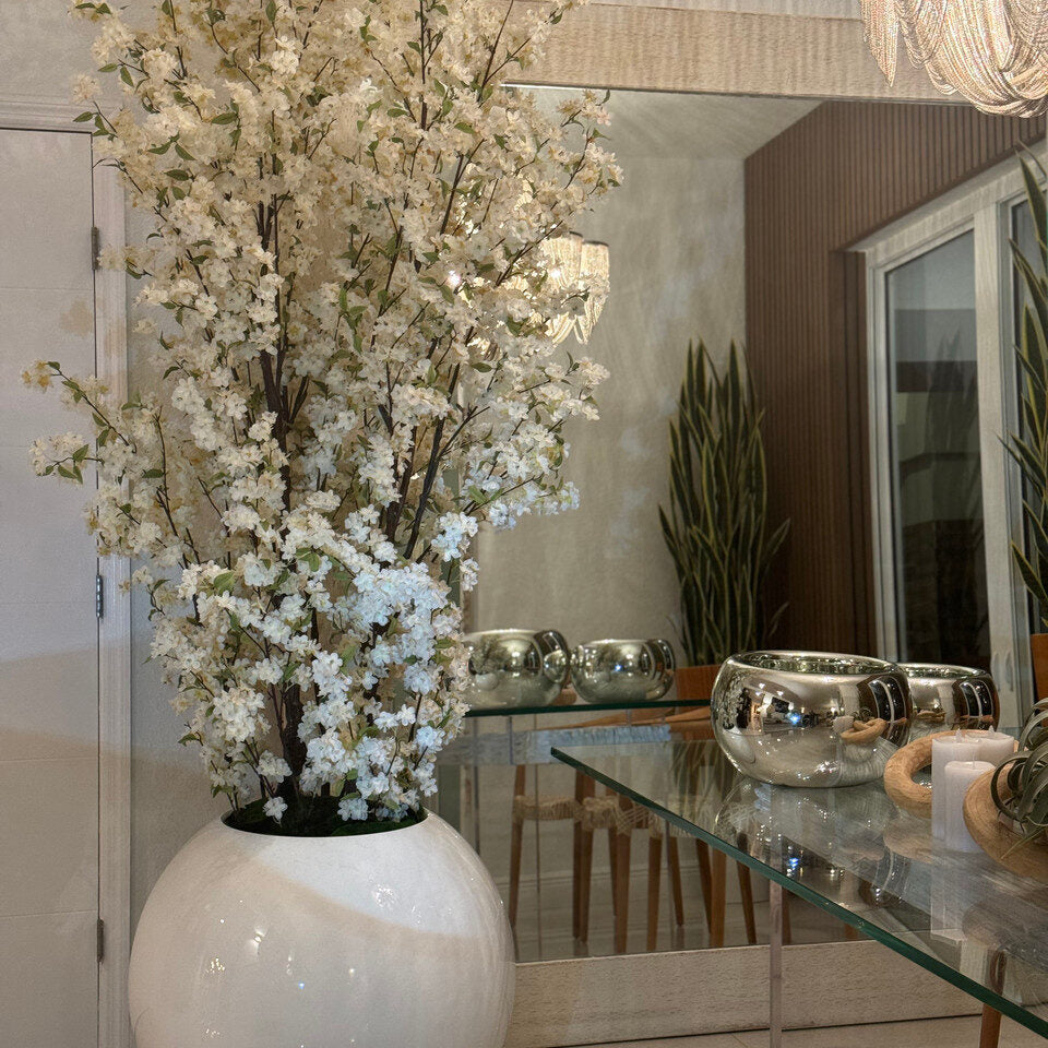 Jardinière sphérique blanche brillante de 30 pouces avec branches de cerisier blanc en fleurs