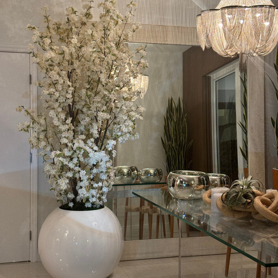 Jardinière sphérique blanche brillante de 30 pouces avec branches de cerisier blanc en fleurs