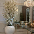 Jardinière sphérique blanche brillante de 30 pouces avec branches de cerisier blanc en fleurs