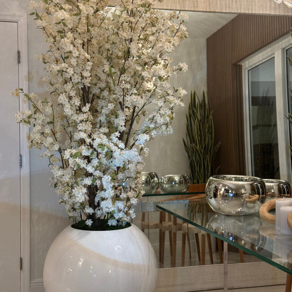 Jardinière sphérique blanche brillante de 30 pouces avec branches de cerisier blanc en fleurs