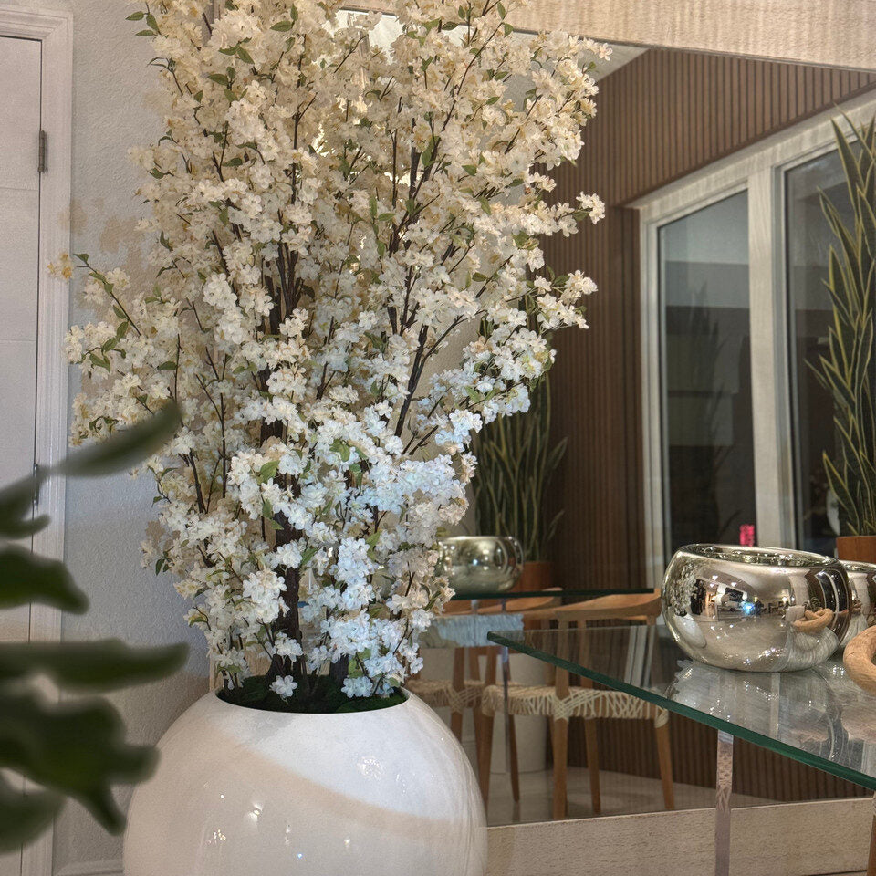 Jardinière sphérique blanche brillante de 30 pouces avec branches de cerisier blanc en fleurs