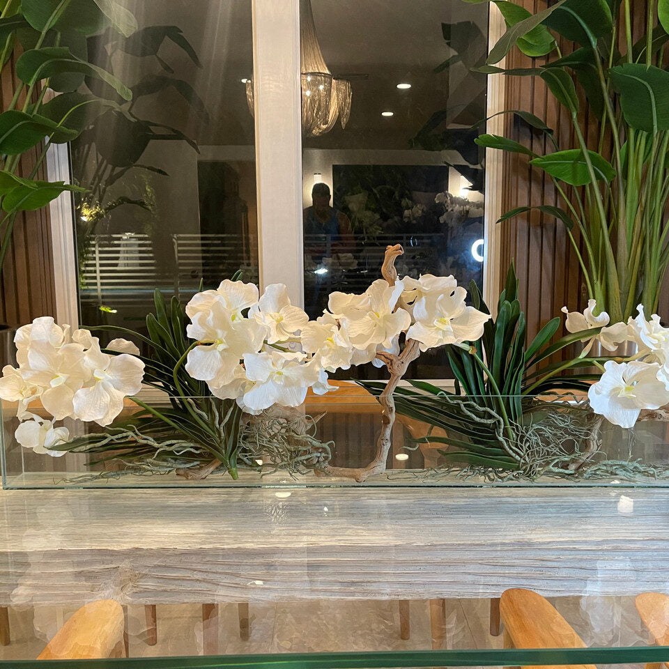 36″ Slim Casa Moderna avec orchidées Vanda blanches.