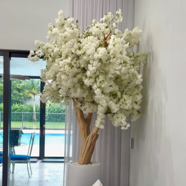 Jardinière St. Tropez blanc mat avec cerisier en fleurs blanc sur mesure