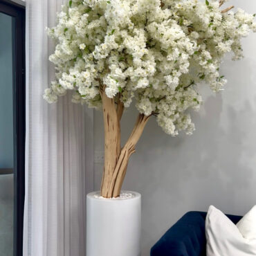 Jardinière St. Tropez blanc mat avec cerisier en fleurs blanc sur mesure