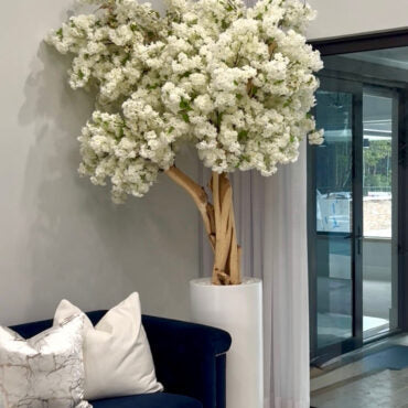 Jardinière St. Tropez blanc mat avec cerisier en fleurs blanc sur mesure