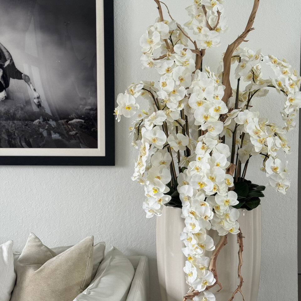 Jardinière San José couleur sable beige avec orchidées blanches en cascade