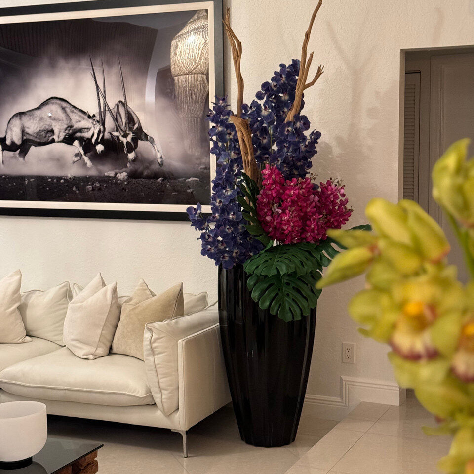 Jardinière San Jose en noir brillant avec orchidées Vanda