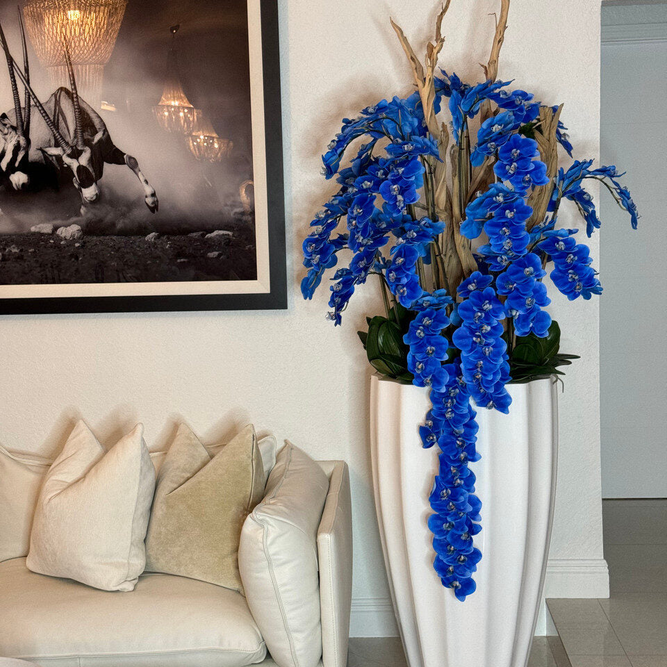 Jardinière San José blanche avec orchidées bleues en cascade