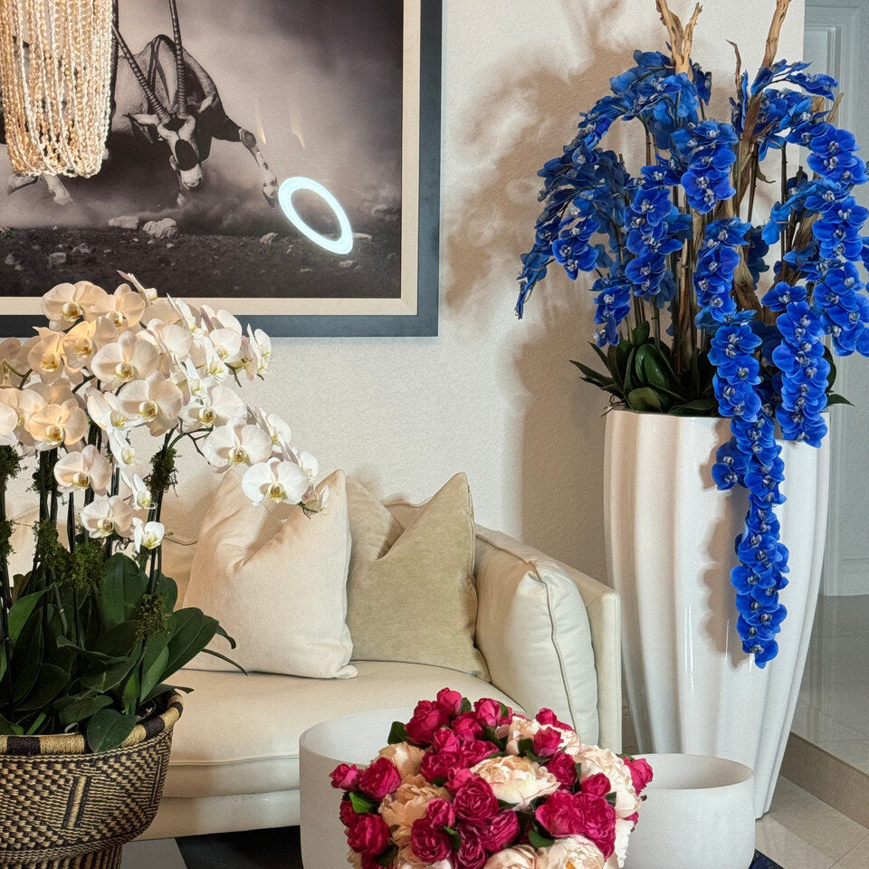 Jardinière San José blanche avec orchidées bleues en cascade
