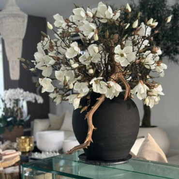 Vase Konos noir avec magnolias blancs