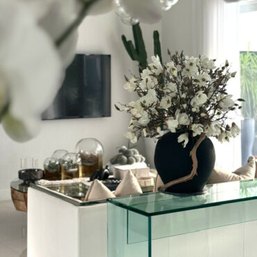 Vase Konos noir avec magnolias blancs