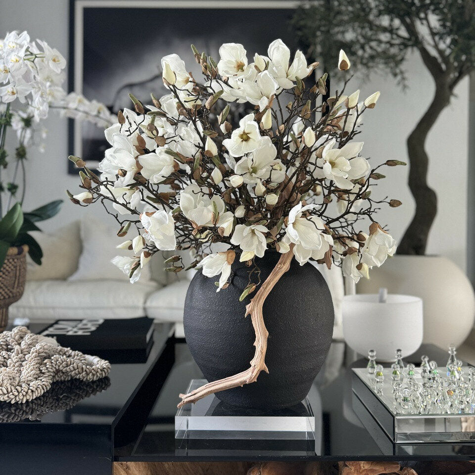 Vase Konos noir avec magnolias blancs