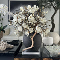 Vase Konos noir avec magnolias blancs