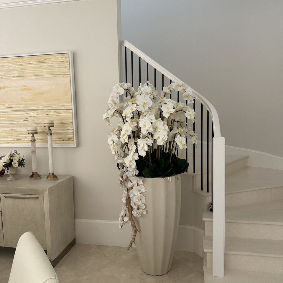Jardinière San José couleur sable beige avec orchidées blanches en cascade