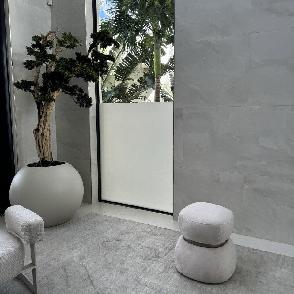 Bonsaï retombant dans un globe beige satiné de 76 cm