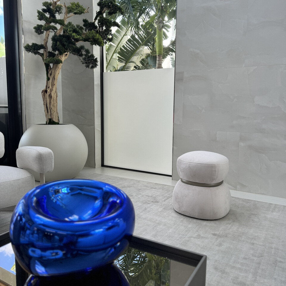 Bonsaï retombant dans un globe beige satiné de 76 cm